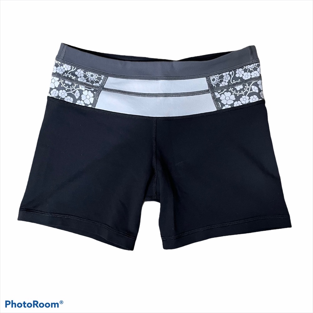 LULULEMON black Reversable Groove Biker Shorts